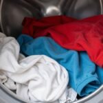 Καθαρά ρούχα που βγαίνουν από πλυντήριο ρούχων.