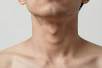 Φωτογραφία ενός λαιμού που δείχνει σημάδια θυρεοειδικών προβλημάτων.