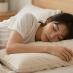 Κοσμική σκηνή ύπνου με μαξιλάρι σε αγκαλιά.