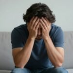 Εικόνα που απεικονίζει τον εγκέφαλο και DNA, συμβολίζοντας τους γενετικούς παράγοντες που σχετίζονται με την κατάθλιψη.