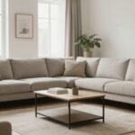 Μια οργανωμένη σαλόνι με μινιμαλιστική διακόσμηση και φυσικό φως.