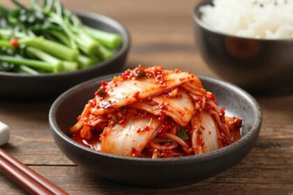 Δίσκος με κορεάτικο φαγητό που περιλαμβάνει κίμτσι, λαχανικά και ρύζι.