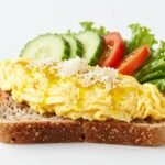 Ένα νόστιμο και υγιεινό σάντουιτς με ομελέτα και παρμεζάνα