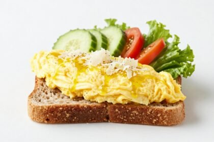 Ένα νόστιμο και υγιεινό σάντουιτς με ομελέτα και παρμεζάνα