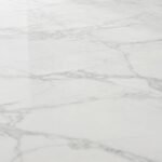 Καθαρός και εντυπωσιακός μαρμαρινός δάπεδο που αναδεικνύει τη φυσική του ομορφιά.