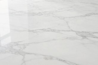 Καθαρός και εντυπωσιακός μαρμαρινός δάπεδο που αναδεικνύει τη φυσική του ομορφιά.