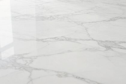 Καθαρός και εντυπωσιακός μαρμαρινός δάπεδο που αναδεικνύει τη φυσική του ομορφιά.