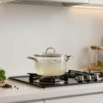 Φρέσκια και καθαρή κουζίνα με κατσαρόλα λευκού ξιδιού.