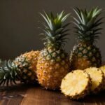 Φρέσκα φρούτα, κυρίως ανανάς, σε ελκυστική διάταξη