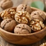 Καρυδιά σε ξύλινη μπολ με φυσικό φωτισμό.