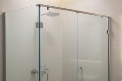 Καθαρή γυάλινη πόρτα ντουζιέρας σε μοντέρνο μπάνιο