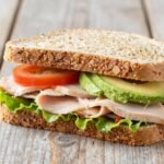 Υγιεινό σάντουιτς με φρέσκα υλικά για απώλεια βάρους.