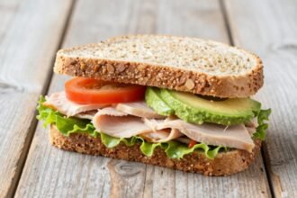 Υγιεινό σάντουιτς με φρέσκα υλικά για απώλεια βάρους.