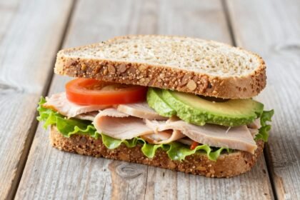 Υγιεινό σάντουιτς με φρέσκα υλικά για απώλεια βάρους.