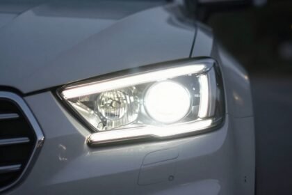 Καθαρό φανάρι αυτοκινήτου με έντονο φωτισμό σε θολό φόντο.