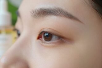 Φωτογραφία ματιού με φροντίδα και προϊόντα περιποίησης κάτω από φυσικό φως.