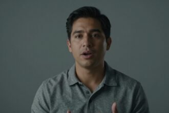 Ένας άνθρωπος μιλάει με αυτοπεποίθηση, εστιάζοντας στην αποτελεσματική επικοινωνία.