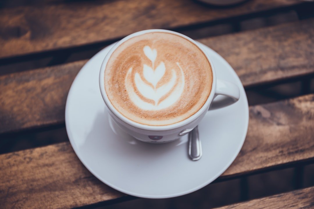 Καφές vs Τσάι: Ποιο ρόφημα προστατεύει καλύτερα τον εγκέφαλο; 2 a cappuccino on a saucer on a wooden table