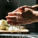 πλύσιμο χεριών - Μυρωδιά κρεμμυδιού στα δάχτυλα; Δείτε πώς θα την εξαφανίσετε φυσικά