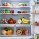 Καλά οργανωμένο ψυγείο με διάφορα τρόφιμα σε διαφανή δοχεία.