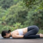 Άτομο που ασκεί γιόγκα σε φυσικό περιβάλλον για την ψυχική υγεία.