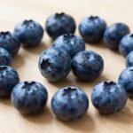 Φρέσκα μύρτιλα σε ξύλινη επιφάνεια.