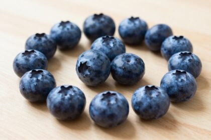 Φρέσκα μύρτιλα σε ξύλινη επιφάνεια.