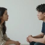 Μια ήρεμη συζήτηση μεταξύ δύο ατόμων σε ένα ήρεμο περιβάλλον.