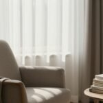 Μια ήρεμη σκηνή χαλάρωσης με αναφορές στο σύνδρομο του ελεύθερου χρόνου, σε φωτεινό δωμάτιο.