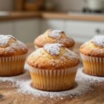 Φυσικά μάφιν φτιαγμένα με μόνο τρία υλικά, τοποθετημένα σε ξύλινη επιφάνεια.