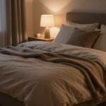 Ζεστό και άνετο κρεβάτι με κουβέρτες και μαξιλάρια.