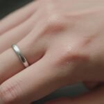 Κοντινή εικόνα ενός πρησμένου δαχτύλου με κολλημένο δαχτυλίδι.