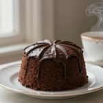 Chocolate Biscuit Cake της Βασίλισσας Ελισάβετ σε κινεζικό πιάτο με τσάι.