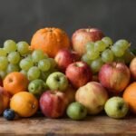 Εικόνα με φρούτα όπως μήλα, καρπούζι, σμέουρα, γκρέιπφρουτ και πορτοκάλια σε χρώματα που αναδεικνύουν τη φρεσκάδα και την υγεία.