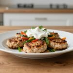 Μπιφτέκια γαλοπούλας με γιαούρτι και λαχανικά σε πιάτο