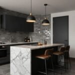 Μια μοντέρνα κουζίνα στη Νέα Υόρκη με subway πλακάκια και βιομηχανικά σκαμπό.