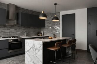 Μια μοντέρνα κουζίνα στη Νέα Υόρκη με subway πλακάκια και βιομηχανικά σκαμπό.