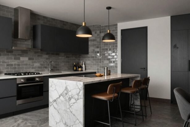 Μια μοντέρνα κουζίνα στη Νέα Υόρκη με subway πλακάκια και βιομηχανικά σκαμπό.