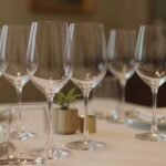 Κομψά ποτήρια κρασιού σε ένα όμορφα σερβιρισμένο τραπέζι