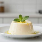 Πανακότα με φύλλα μέντας και ξύσμα λεμονιού σε λευκή πλάκα