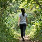 Άτομο που περπατά σε φυσικό τοπίο για την υγεία και τη φυσική κατάσταση.