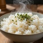 Αφράτο ρύζι σε μπολ με μυρωδικά