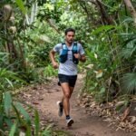 Δρομέας σε μονοπάτι με θέα τη φύση, αντανακλώντας την ομορφιά του τρεξίματος