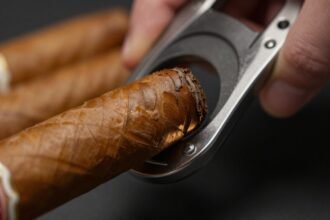 Κοντινό πλάνο από πούρο με γκιλοτίνα κοπής στο φόντο.