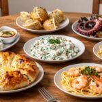 Νηστίσιμες συνταγές για την Καθαρά Δευτέρα σε ένα παραδοσιακό τραπέζι.