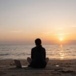 Άτομο σε παραλία κατά το ηλιοβασίλεμα, αναλογίζεται την ισορροπία εργασίας και προσωπικής ζωής.