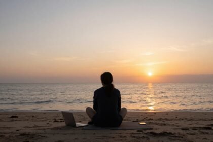 Άτομο σε παραλία κατά το ηλιοβασίλεμα, αναλογίζεται την ισορροπία εργασίας και προσωπικής ζωής.