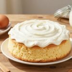 Κέικ γιαουρτιού σε ξύλινη επιφάνεια με υλικά