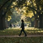 Άτομο που περπατάει προς τα πίσω σε πάρκο.