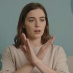 Ένα άτομο που δηλώνει αυτοπεποίθηση λέγοντας όχι, αποπνέοντας αίσθηση σεβασμού και προσωπικών ορίων.